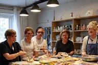 Participantes de taller de cocina riendo